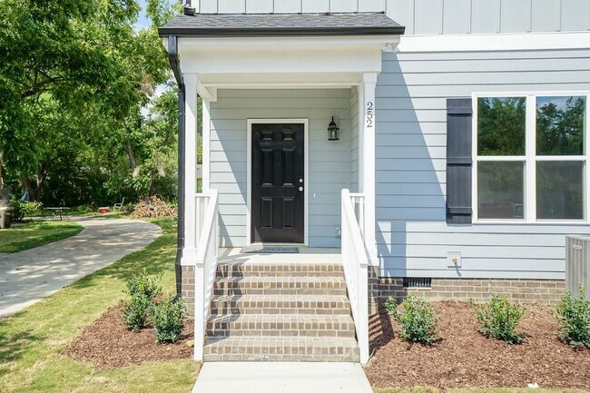 Foto del edificio - Four Bedroom Home