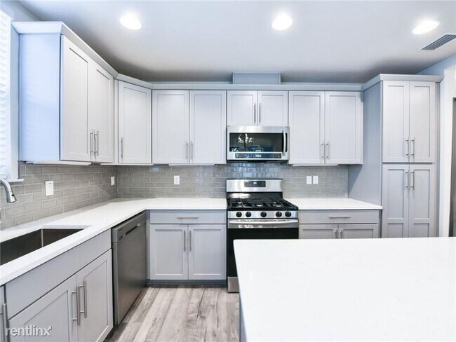 Foto del edificio - 4 br, 3 bath Townhome - 2408 Amherst Avenue
