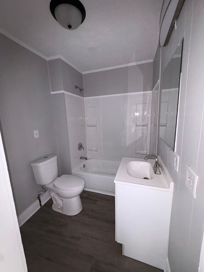 Foto del edificio - 611 E Main St