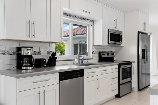 Foto del edificio - 2824 NE 35th St