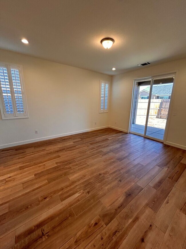 Foto del edificio - Beautiful home for rent in gated community in Visalia