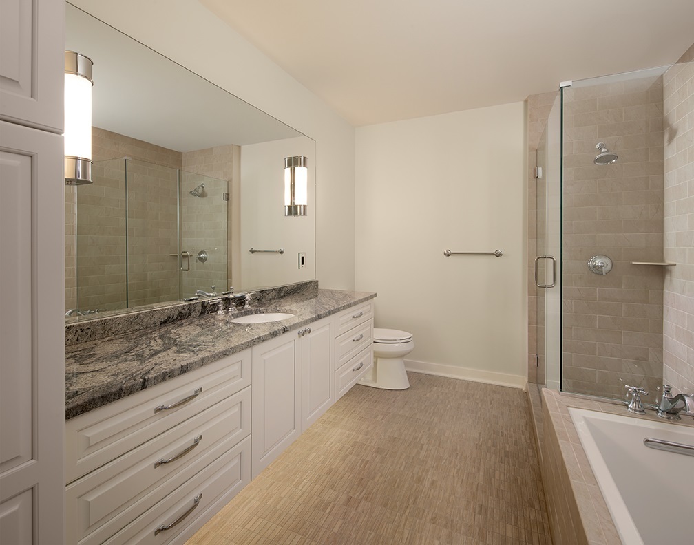 Spacious bathroom - 427 W National Ave