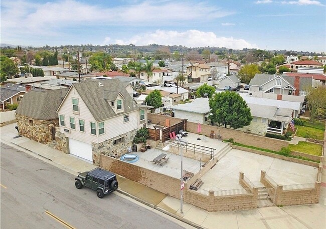 Photo - 108 E Date St Apartment