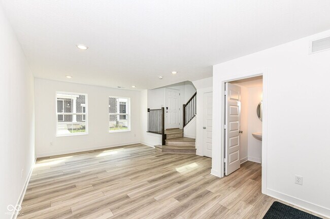 Foto del edificio - 9325 Somerford Dr