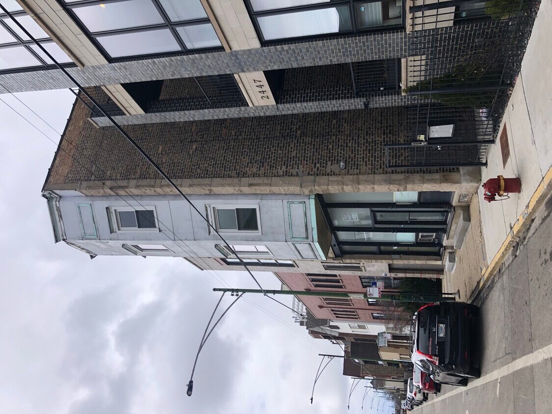 Primary Photo - 2449 N Clybourn Ave