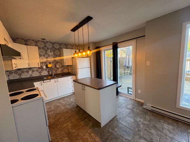 Photo du bâtiment - Spacious 7 Bedroom, 2.5 Bathroom Home