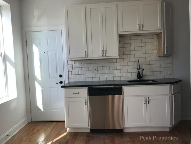 Building Photo - 2026 W Webster Ave