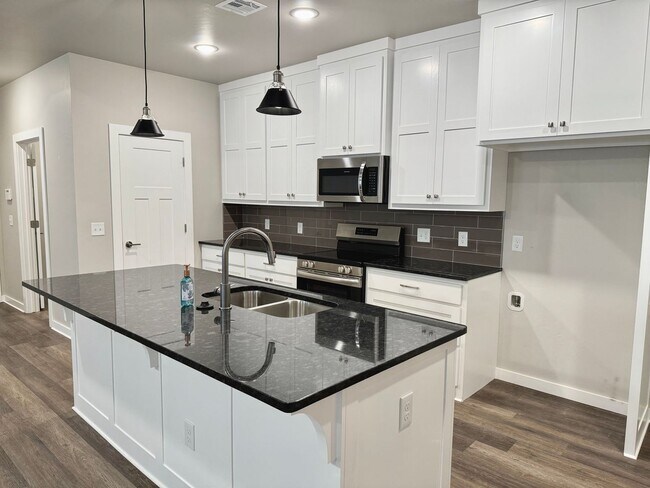 Building Photo - Large 2 Bed, 2 Bath in Beautiful Well-Main...