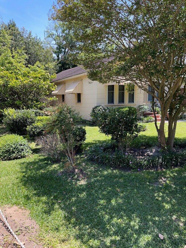 Foto del edificio - 2 bedrooms 1 bath - Large Yard