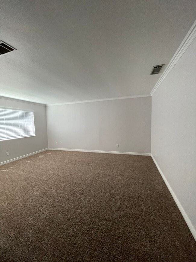 Building Photo - Spacious home in Tulare coming soon!
