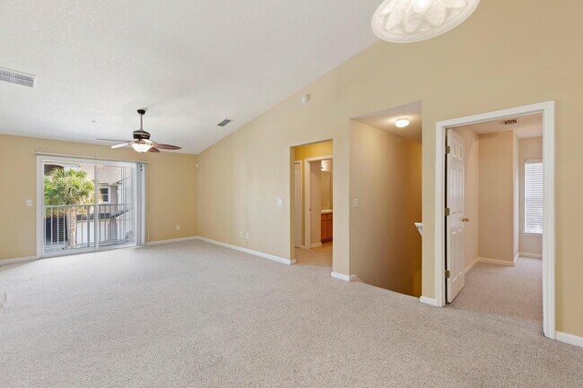 Foto del edificio - Beautifully Updated & Spacious 3BR/2BA Condo in a Secure Gated Community — Includes Cable, Intern...