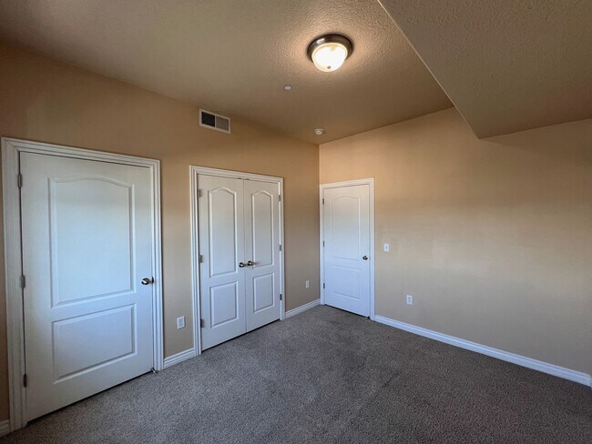 Foto del edificio - Beautiful Condo in Millcreek!