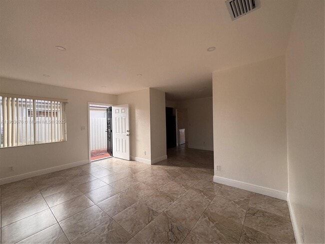 Foto del edificio - 1563 W 81st St