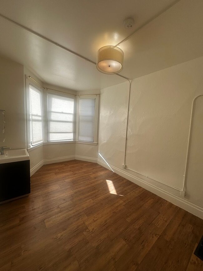 Building Photo - 205 9th St