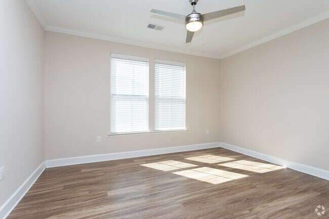 1 habitación, 1,5 baños - 940 pies cuadrados - Sala de estar - The Preserve at Carteret Place