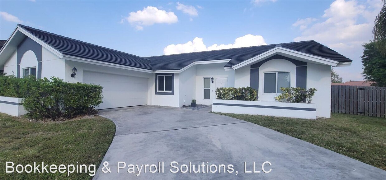 Foto principal - 3 br, 2 bath House - 5750 W. WATERFORD DRIVE