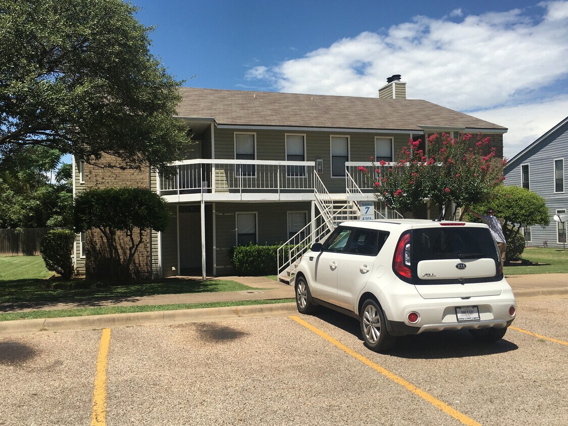 Foto del edificio - 4301 Lakeshore Villa Dr