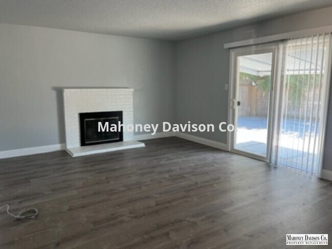 Building Photo - Fully refurbished 3 bdrm/2 bath, fresh pai...