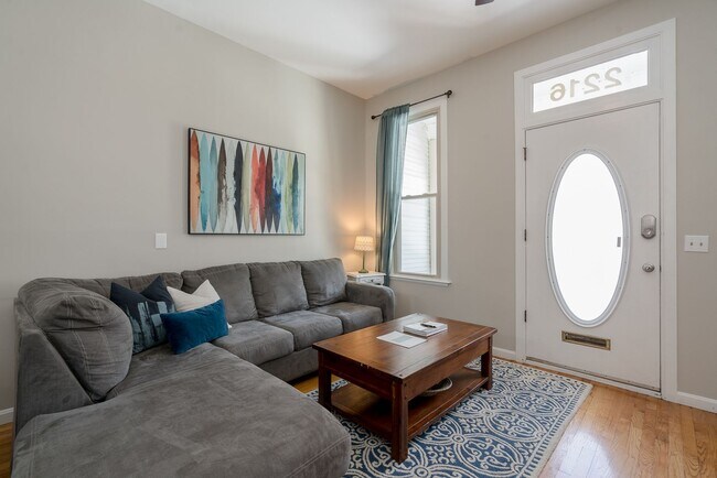 Building Photo - 2 Bed, 1 Bath Townhome in Lafayette Square!