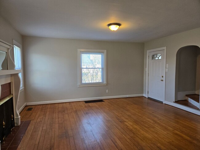 Building Photo - Spacious Duplex in the Meadows Subdivision...