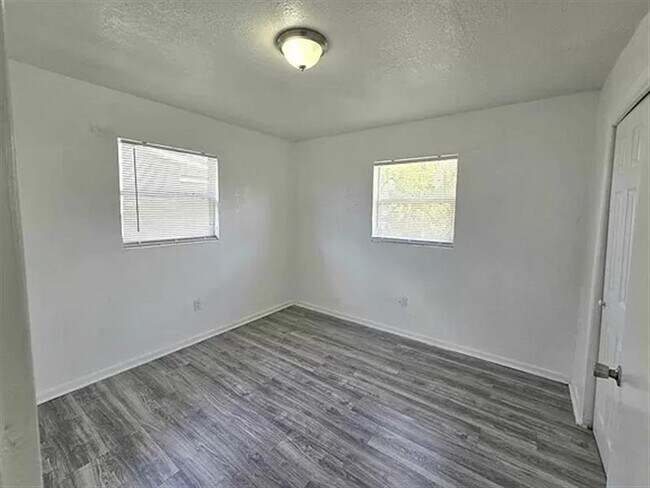 Building Photo - this 3 bed/1 bath house