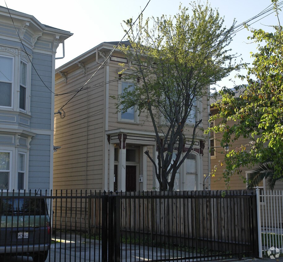Building Photo - 922-924 Center St