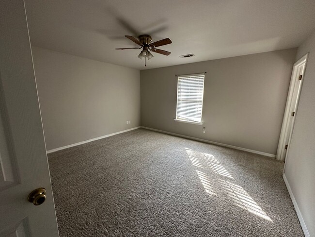 Building Photo - Come take a look at this 3-bedroom 2-bathr...