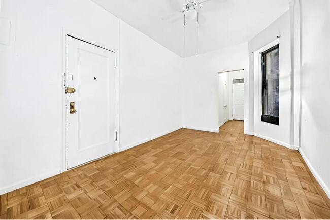 Building Photo - 325 E 89th St
