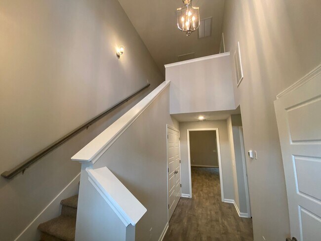 Building Photo - 3 BD 3.5 BA Great Location Townhome!