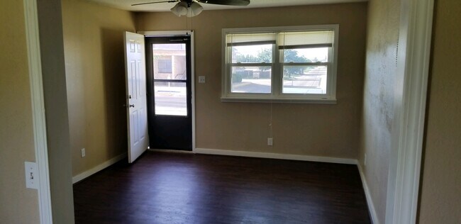 Entrada a la sala de estar - 803 W 10th St