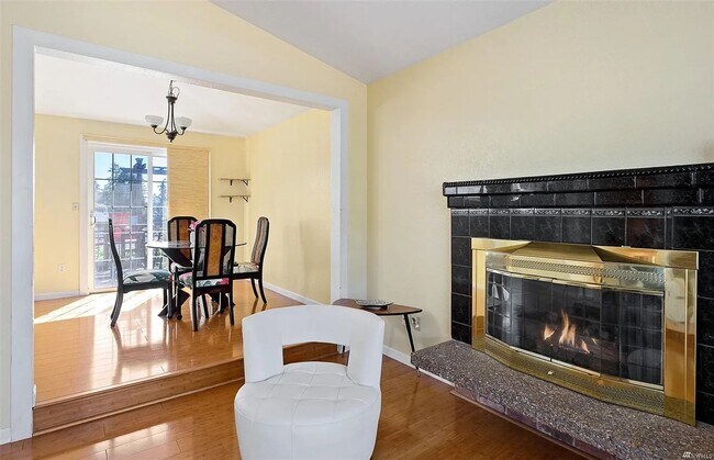Building Photo - Cul-de-Sac Home Near Alderwood with Private Backyard