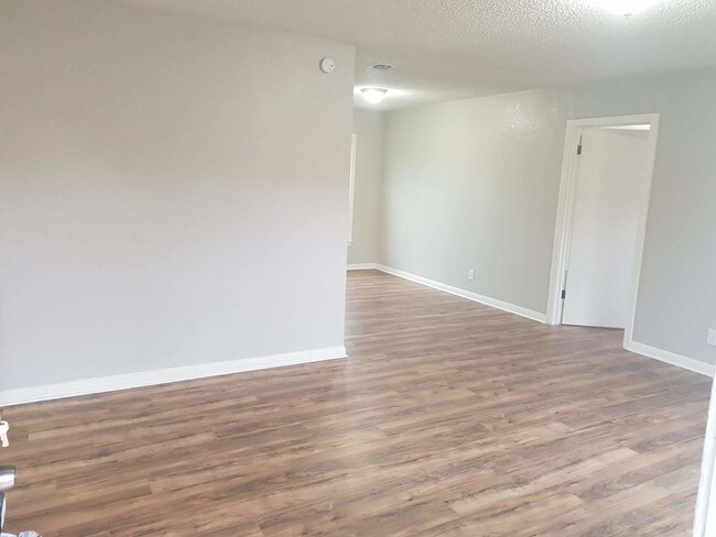 Foto del edificio - 606 W Dean Ave