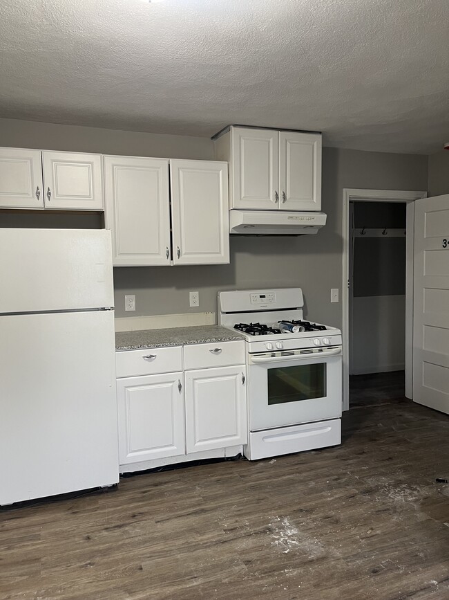 Building Photo - 10 Wakefield Ave