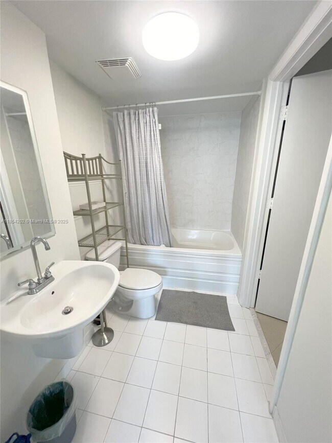 Foto del edificio - 690 SW 1st Ct