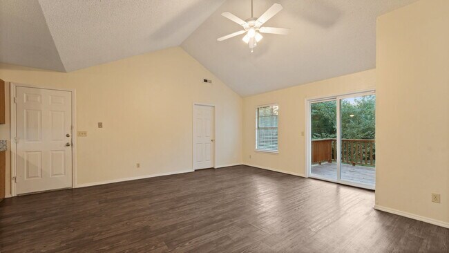 Building Photo - "Cozy 3-Bedroom Fayetteville Home with Modern Granite Touches!"