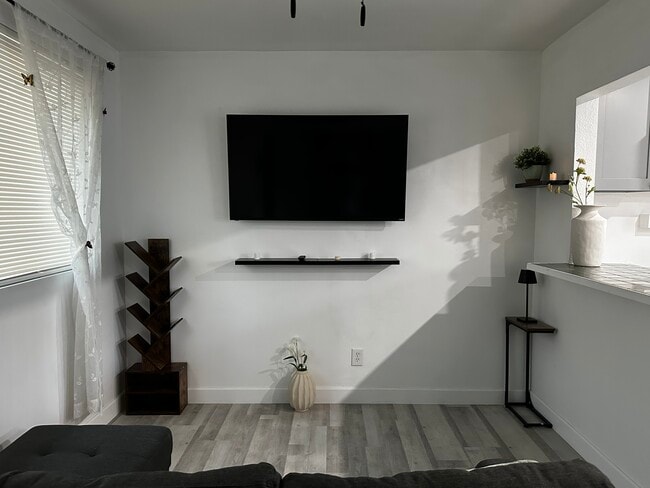 Building Photo - 7115 Somerset Blvd