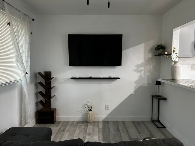 Foto del edificio - 7115 Somerset Blvd