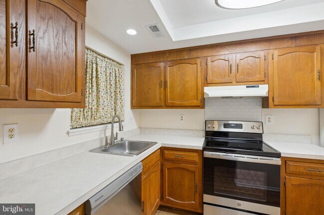 Building Photo - 15400 Bassett Ln
