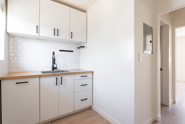 Building Photo - Sunny Venice Boardwalk Studio