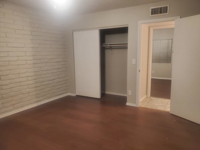 Building Photo - 2140 W Vista Ave #4