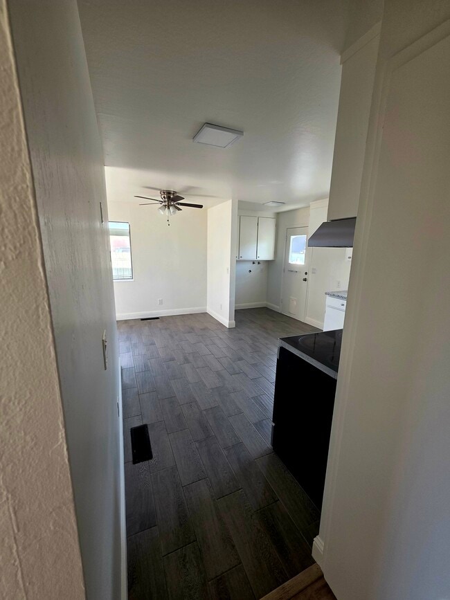 Building Photo - 327 N Lincoln Ave