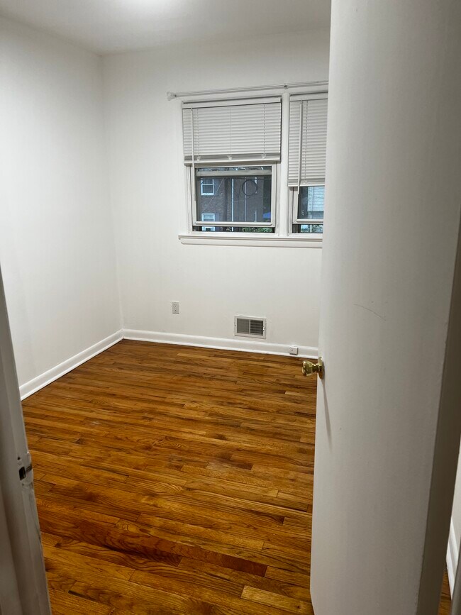 Building Photo - 641 Van Buren Ave