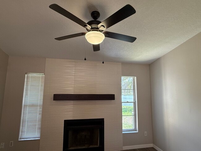 Foto del edificio - 160 Clear Lake Cir