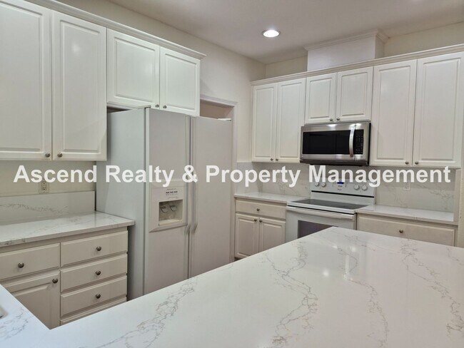 Foto del edificio - Available Now Stunning 2 Level Traditional...
