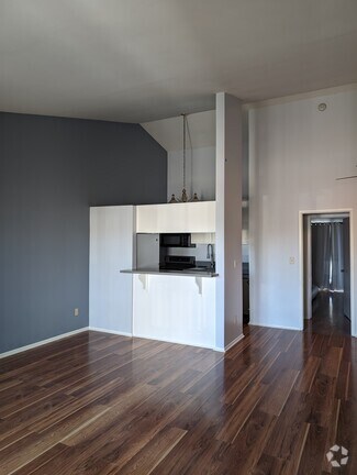 Building Photo - 902 Camino Real