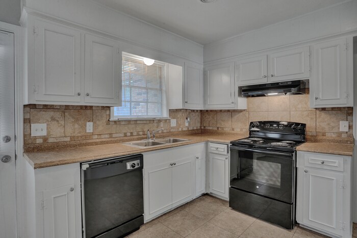 Building Photo - Charming 3-Bedroom, 2-Bathroom Brick Home ...