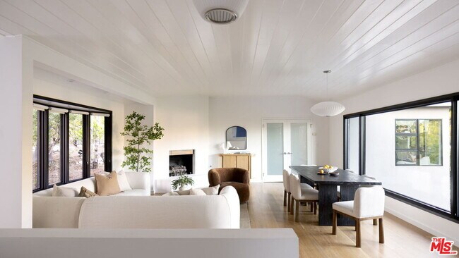 Foto del edificio - 5692 Holly Oak Dr