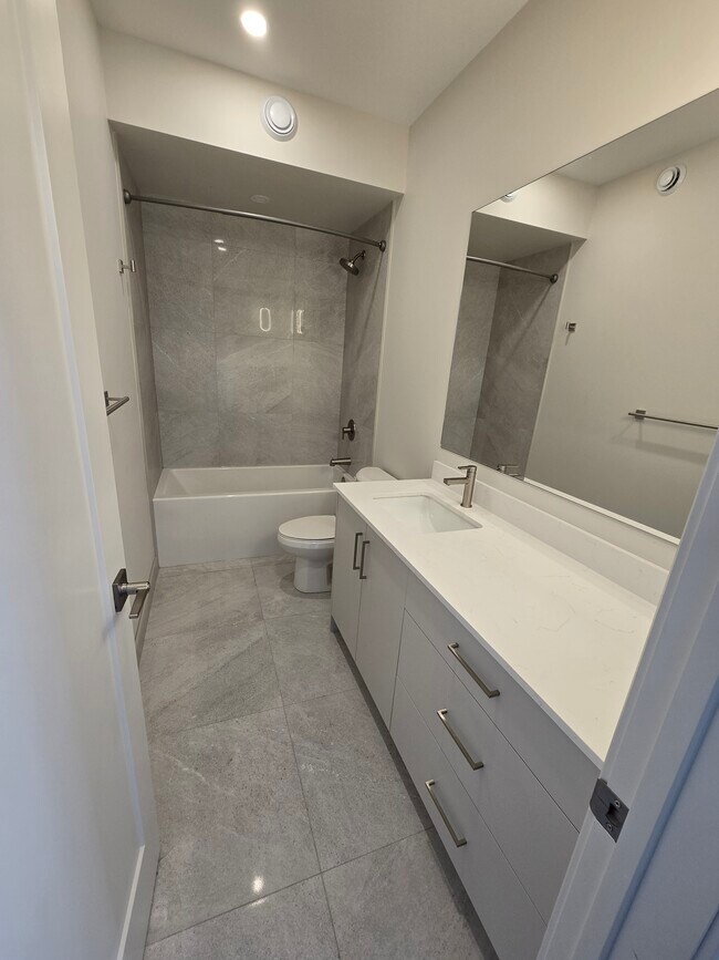 Building Photo - 51 Jolliet Av