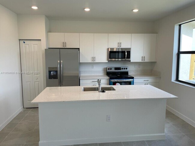Building Photo - 10007 SW 231st Ln