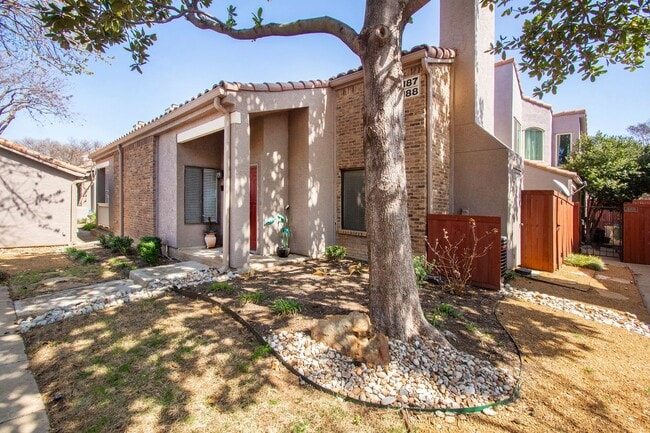 Building Photo - Fantastic Location 2 Bedroom 2 bath!